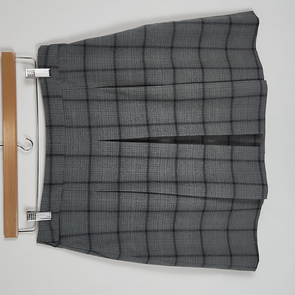 LOFT Dresses & Skirts - EUC Ann Taylor LOFT Gray Plaid Windowpane Pleated Skirt Size 6